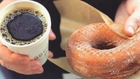 Instagram Doughboys Doughnuts (@doughboysdoughnuts) tampilkan foto-foto donat yang simple dengan tema rustic di Instagram-nya. Donat dibuat jadi bintang utama foto seperti donat gula dengan secangkir kopi ini. Foto: Istimewa
