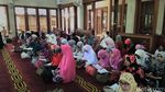 Foto: Air Mata Jemaah Korban First Travel Saat Pengajian