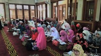 Jemaah korban First Travel menggelar pengajian bersama hari ini. Foto: Parastiti/detikcom