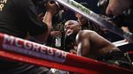 Foto: Duel Mayweather vs McGregor di Atas Ring Tinju