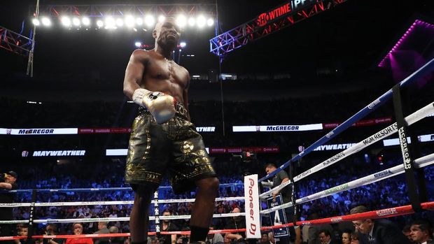 Floyd Mayweather Jr. tetap sesumbar meski di luar ring tinju.