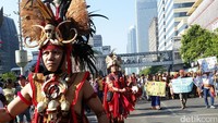 “Bahan-bahan untuk mendapatkan kain nusantara semakin berkurang. Kain terancam punah karena lahan kurang dan tradisi, ujar Wakil Ketua Aliansi Masyarakat Nusantara Abdon Nababan.
