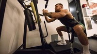Squat dengan bantuan alat ini dapat memperkuat otot paha, bahu dan kaki secara bersamaan. (Foto: instagram/thenotoriuousmma)