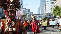 Pawai ini diikuti ratusan orang yang mengenakan pakaian adat dan kain-kain dari berbagai daerah di Indonesia. 