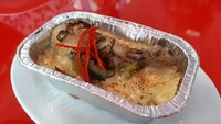 Mau yang beda? Coba kreasi Ayam Isi Dibulu Chef Agus. Nasi dalam cup aluminium dibumbui oregano, dilengkapi ayam berbumbu kuah asam dan keju mozzarella. Menu ini tergolong Western tapi tetap memakai kuah asam Manado. Foto: detikFood