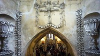 Tulang-tulang di kapel ini berasal dari manusia-manusia yang dikuburkan di sekitar pemakaman gereja (Michal Cizek/BBC Travel)