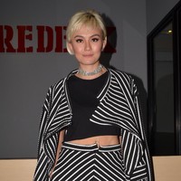 Rambut bob pirang yang hanya ditata seadanya tetap tak bisa membuat mata berpaling dari Agnez Mo yang gayanya selalu nyentrik. Foto: Desi Puspasari/detikHOT