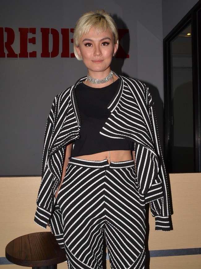 Rambut bob pirang yang hanya ditata seadanya tetap tak bisa membuat mata berpaling dari Agnez Mo yang gayanya selalu nyentrik. Foto: Desi Puspasari/detikHOT