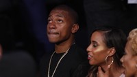 Isaiah Thomas, pebasket lain dari Cleveland Cavaliers, juga ikut menonton langsung pertarungan Mayweather vs McGregor. (Foto: REUTERS/Steve Marcus)