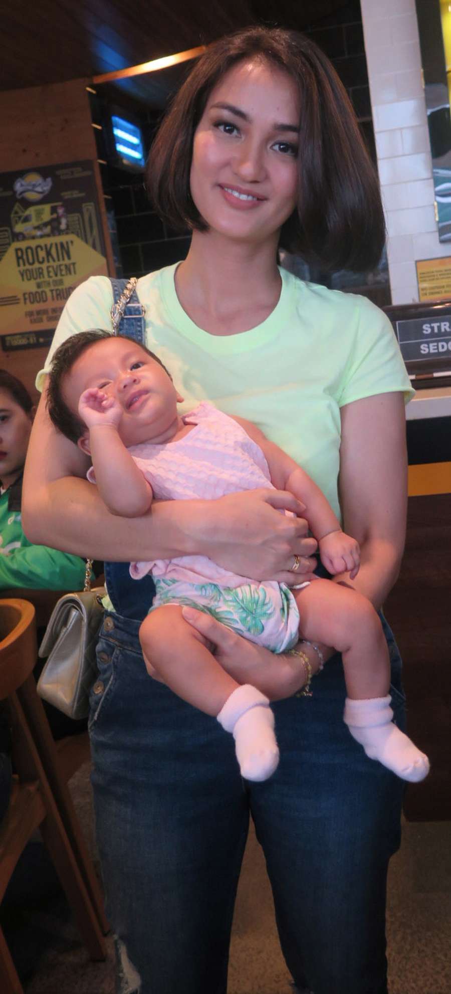 Atiqah Hasiholan Gendong Baby Salma, Dua-duanya Menggemaskan!