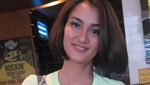 Pesona Kecantikan Alami Atiqah Hasiholan