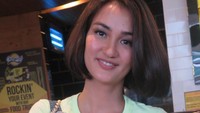 Apalagi saat Atiqah tampil dengan gaya rambut pendek, makin kece ya?