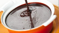Sainguinaccio dolce berasal dari Naples, Italia. Saus manis terbuat dari darah babi yang dicampur susu dan cokelat. Ini bisa dipakai untuk cake, es krim atau cocolan. Kadang dicampur dengan kacang pine atau buah kering. Foto: Istimewa