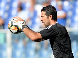 4. Gianluigi Buffon (39 tahun). Pemain Italia yang membela klub Juventus ini meraih 221 poin dari para jurnalis sepakbola di Eropa. (Foto: Massimo Pinca/REUTERS)
