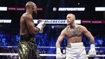 Foto: Duel Mayweather vs McGregor di Atas Ring Tinju