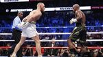Foto: Duel Mayweather vs McGregor di Atas Ring Tinju