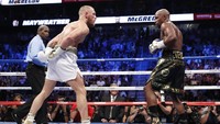 Ada pula tantangan McGregor terhadap Mayweather lewat gayanya menempatkan kedua tangan di bagian belakang tubuh ini. (Foto: Steve Marcus/REUTERS)