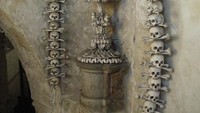 Nah, berani berkunjung ke kapel yang berisi 40.000 tulang belulang manusia? (sedlecossuary.com)