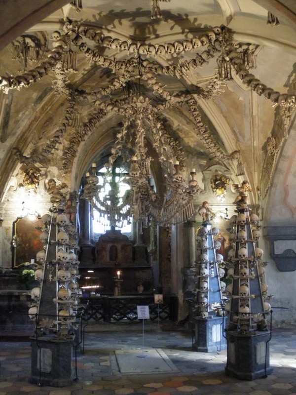 Sejak itu, orang-orang berbondong ingin dikuburkan di tanah Kapel Sedlec Ossuary. Dalam waktu singkat tanah pemakaman pun penuh (sedlecossuary.com) Sejak itu, orang-orang berbondong ingin dikuburkan di tanah Kapel Sedlec Ossuary. Dalam waktu singkat tanah pemakaman pun penuh (sedlecossuary.com)