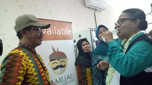 Menteri Yohana mencoba salah satu produk minuman Dolly