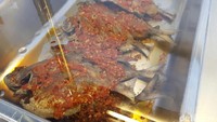 Tak ketinggalan ikan goreng dengan bumbu rica-rica yang royal. Foto: detikfood