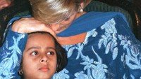 Putri Diana menghibur Iqra Asif (5), saudara perempuan Khurram Zia (14), seorang penderita kanker. Pada 23 Mei 1997 (Dok. REUTERS/Muzammil Pasha)