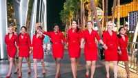 Pramugari dari Virgin Airline, maskapai asal Inggris dengan busana berwarna merah. 