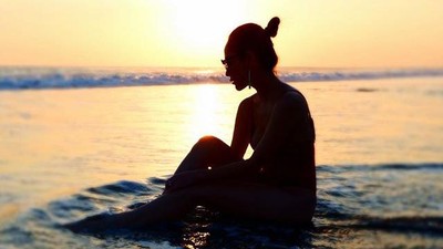 Lekuk Tubuh Bunga Citra Lestari dalam Siluet Sunset