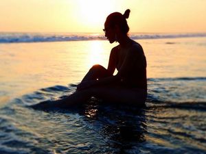 Lekuk Tubuh Bunga Citra Lestari dalam Siluet Sunset