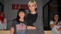 Agnez Mo hadir ditemani keponakannya, Chloe. Foto: Desi Puspasari/detikHOT