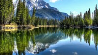 Sungai Bow, berada di kawasan Tamana Nasional Jasper dan Banff yang mengalir dari Pegunungan Rocky, Kanada. Sungai ini terkenal dengan pemandangan gunung yang spektakuler dan danau glasial yang dalam (Thinkstock)