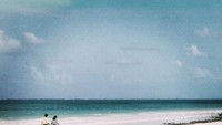Saat di Afrika Timur, mereka mendatangi hamparan pantai berpasir putih. Setelah dari sana, Bill Gates dan istrinya sepakat untuk membentuk Bill & Melinda Gates Foundation. Suatu yayasan untuk membantu orang-orang yang terkena kelaparan, kemiskinan dan wabah penyakit (Instagram/@melindafrenchgates)
