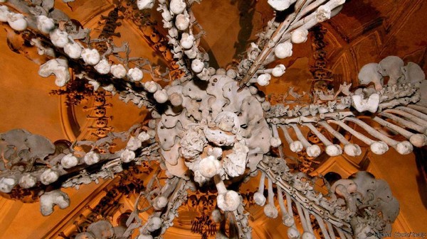 Kapel Sedlec Ossuary berada di jalan starosedlecka, Kutna Hora, Republik Ceko. Bila ditempuh dari Kota Praha, kita menempuh jarak 70 Km (Michal Cizek/BBC Travel) Kapel Sedlec Ossuary berada di jalan starosedlecka, Kutna Hora, Republik Ceko. Bila ditempuh dari Kota Praha, kita menempuh jarak 70 Km (Michal Cizek/BBC Travel)