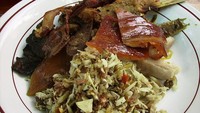Lawar khas Bali ada yang memakai darah. Bumbu diberi tambahan darah dalam hidangan campuran sayuran dan daging ini. Foto: Istimewa