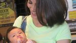 Atiqah Hasiholan Gendong Baby Salma, Dua-duanya Menggemaskan!
