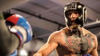 Tentu saja McGregor juga harus latihan tinju. Meski sudah menjadi juara bertahan di UFC, tinju profesional merupakan hal baru bagi McGregor. (Foto: instagram/thenotoriuousmma)