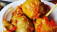 Mau ngemil? Ada Pentol pedas atau bakso yang dimasak dengan sambal, juga ceker ayam. Silakan pilih yang Anda suka dan bersiaplah kepedasan. Foto: detikFood