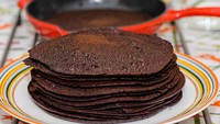 Blodplattar atau pancake darah bisa ditemui di Finlandia, Swedia dan Norwegia. Makanan ini mencampurkan darah dan bahan lainnya. Pancake bisa disajikan dengan daging babi atau rusa. Foto: Istimewa