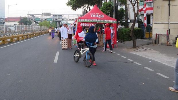 Seorang warga membawa sepedanya saat CFD di Mampang-Pejaten pagi ini