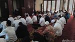 Foto: Air Mata Jemaah Korban First Travel Saat Pengajian