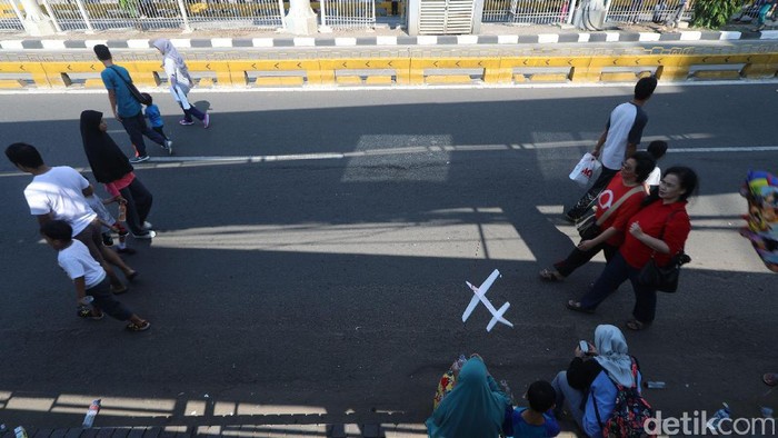 CFD Perdana Mampang - Pejaten

Warga menikmati Car Free Day atau Hari Bebas Kendaraan Bermotor di ruas jalan Mampang - Pejaten, Jakarta Selatan, Minggu (27/08/2017). Kegiatan CFD tersebut akan dirutinkan satu bulan sekali di minggu ketiga. Grandyos Zafna/detikcom