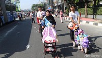 Warga menikmati Car Free Day atau Hari Bebas Kendaraan Bermotor di ruas jalan Mampang - Pejaten, Jakarta Selatan, Minggu (27/08/2017). Kegiatan CFD tersebut akan dirutinkan satu bulan sekali di minggu ketiga. 