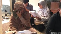 Di sela pengajian, air mata sejumlah jemaah First Travel jatuh. Foto: Parastiti/detikcom