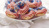 Kreasi donat enak dan populer dibuat Krispy Kreme Doughnuts (@krispykreme) sejak 1937. Varian donat klasik berlapis gula, donat meisjes dan aneka topping warna-warni memenuhi halaman Instagram merek donat global ini. Foto: Istimewa