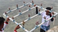 Selain kegiatan penanaman terumbu karang, diadakan juga kegiatan service gratis bagi nelayan, edukasi layar tancap dan costal clean up.