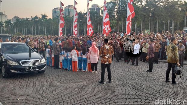 Belasan anak SD minta hadiah sepeda ke Presiden Jokowi saat di Monas
