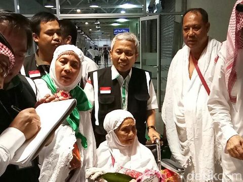 Baiq Mariah disambut meriah saat tiba di Jeddah