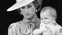 Putri Diana dan kedua putranya di balkon di Istana Buckingham pada 15 Juni 1985 (Dok. REUTERS/Roy Letkey)