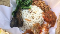 Sangu tutug onsom, nasi diaduk dengan oncom dan bumbu bawang serta kencur khas Jawa Barat ini sedap dinikmati dengan ikan asin, ayam goreng, tempegoreng dan sambal bawang.Foto: detikFood