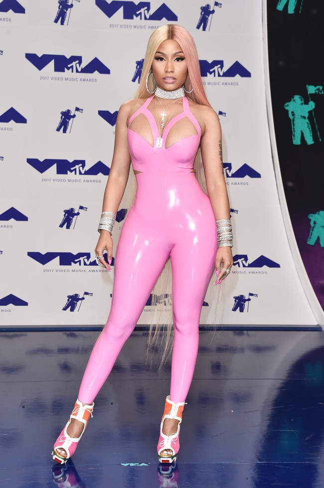 Nicki Minaj mengenakan baju latex ketat berwarna pink dari DJULA yang sangat seksi dengan cutout di dada.